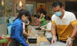 Ấm lòng bếp lửa mùa COVID nấu hàng nghìn bữa ăn đến khu cách ly 