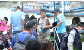 Hơn 2.200 hành khách mắc kẹt ở đảo Lý Sơn vào bờ an toàn