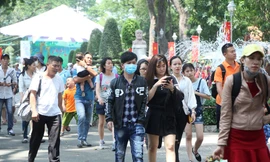 Chơi nốt ngày nghỉ cuối, dân Sài Gòn đổ về Thảo Cầm Viên