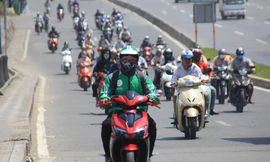 Người Sài Gòn vật lộn mưu sinh dưới nắng nóng gần 40 độ