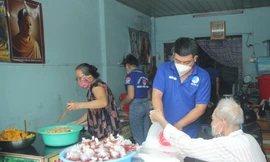 Bạn trẻ phụ giúp vợ chồng cụ ông nấu cơm 0 đồng gửi tặng bà con