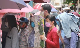Người dân Sài Gòn đeo khẩu trang đi chùa ngày Phật đản