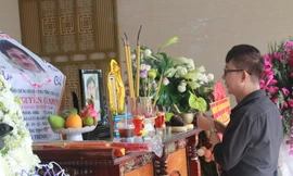 Con gái NSƯT Chánh Tín: 'Tro cốt ba sẽ hòa vào dòng suối nơi ông nội yên nghỉ'