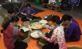 Thi gói bánh chưng dâng lên Quốc tổ Hùng Vương 