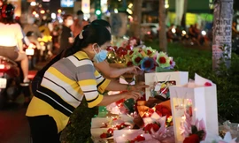 Hoa, gấu 'chong đèn LED' tràn xuống đường, hút khách ở TPHCM