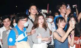 Hàng nghìn sinh viên 'cháy' tại nhạc hội với Binz, LyLy, Chillies, Hoàng Dũng