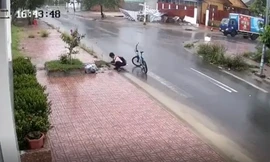 Khơi thông miệng cống trong mưa, cậu học trò lớp 6 khiến cộng đồng mạng hết lời ngợi khen