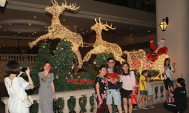 Lung linh ấm áp những cung đường góc phố Sài Gòn trước thềm Giáng sinh 