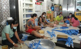 Gia đình bác sĩ trẻ miệt mài làm tấm chắn giọt bắn hỗ trợ tuyến đầu chống dịch COVID-19