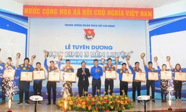 Tuyên dương 13 học sinh tiêu biểu trong học tập, rèn luyện
