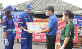 Thành đoàn TPHCM tri ân, tặng quà các lực lượng căng mình chống dịch