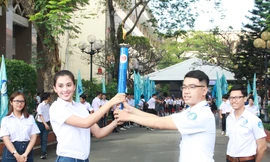 Hoa hậu Tiểu Vy rước đuốc cùng sinh viên TPHCM