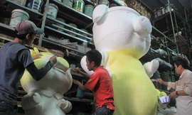 Nhìn gần các linh vật đường hoa Nguyễn Huệ trong giai đoạn tạo tác