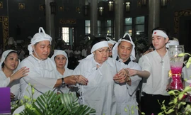 Lý Hùng nghẹn ngào nói lời tri ân trước giờ đưa NSND Lý Huỳnh về nơi an nghỉ cuối cùng