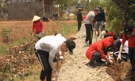 Sinh viên trường Y làm đường giúp dân, tạo sân chơi bảo vệ môi trường cho trẻ