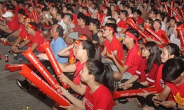 Ngợp trong sắc đỏ CĐV 'truyền lửa' cho Olympic Việt Nam