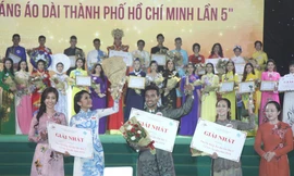 3 thế hệ cùng trình diễn tại chung kết 'Duyên dáng áo dài TPHCM'