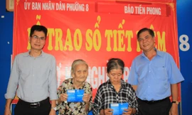 Báo Tiền Phong tặng sổ tiết kiệm cho hai hoàn cảnh khó khăn tại TPHCM