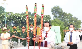 Lãnh đạo TPHCM dâng hương tưởng nhớ các anh hùng liệt sĩ