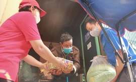 Bạn trẻ 'gõ cửa' từng người già neo đơn hoàn cảnh khó khăn trao nhu yếu phẩm 