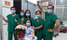 'Âm tính rồi, âm tính rồi. Cố lên, chúng ta sắp được ăn Tết rồi'