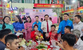 Thanh niên công nhân hạnh phúc trong lễ cưới tập thể 