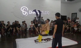 Mục kích bạn trẻ Sài Gòn đấu vật kiểu Mỹ