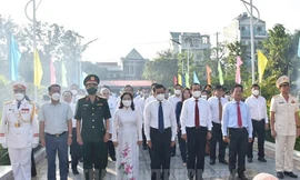 Lãnh đạo TPHCM dâng hương tưởng nhớ các đồng chí nguyên lãnh đạo Đảng, anh hùng liệt sĩ