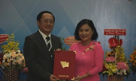 Giám đốc ĐHQG TPHCM Huỳnh Thành Đạt trao Quyết định bổ nhiệm PGS.TS Ngô Thị Phương Lan giữ chức Hiệu trưởng Trường ĐH KHXH&NV 