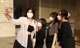 Đón giao thừa, bạn trẻ Sài thành 'quẩy' thâu đêm, phố Tây bùng cháy chào năm mới