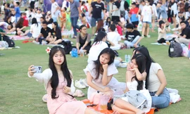 Hàng nghìn người đổ về khu Đông TPHCM 'sống chậm'