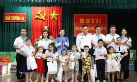 Những món quà nghĩa tình đất liền gửi Trường Sa thân yêu