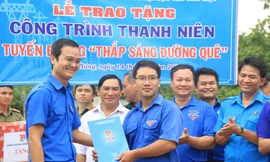 Bí thư T.Ư Đoàn thăm, tặng quà chiến sỹ Mùa hè xanh tại Bình Phước