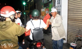 Bạn trẻ trao yêu thương với người vô gia cư ngày giáp Tết 