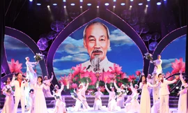 Hùng tráng đêm nghệ thuật kỷ niệm ngày Bác Hồ ra đi tìm đường cứu nước