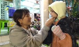 Người Sài Gòn khoác áo mưa, quấn khăn... chống lạnh buổi sáng