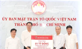 Mặt trận Tổ quốc TPHCM tiếp nhận 1 tỷ đồng chăm lo người khó khăn dịp Tết Nguyên đán