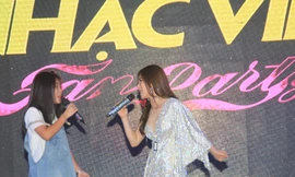 Hương Tràm xúc động hát cùng fan trong buổi offline chia tay trước khi đi du học