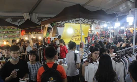 Học sinh tranh thủ đi 'săn hàng' Black Friday