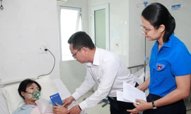 Đoàn công tác TPHCM thăm hỏi nạn nhân vụ hỏa hoạn ở căn nhà 4 tầng 