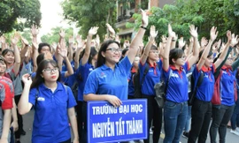 Ngàn người đi bộ tiếp sức HSSV trước thềm năm học mới