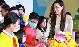 Hoa hậu Thùy Tiên, Đỗ Thị Hà và những người đẹp vui Trung thu cùng các em nhỏ TPHCM 