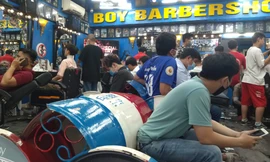 Tiệm hớt tóc ở Sài Gòn đông khách ngày đầu nới lỏng giãn cách xã hội 