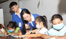 'Gia sư áo xanh' hỗ trợ học tập cho con em người lao động khó khăn