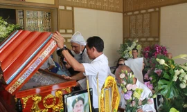 Gia đình con trai nhìn mặt Chánh Tín lần cuối trước giờ phút hoả táng