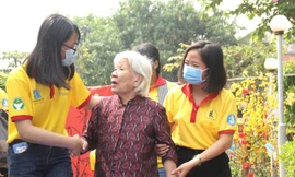 Bạn trẻ mang đến nụ cười xuân ở viện dưỡng lão