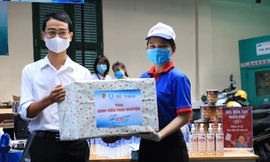 Thăm hỏi, tặng quà các đội hình ‘Tiếp sức mùa thi’ tại TPHCM 