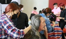 Người đàn ông hơn 60 tuổi nuôi tóc 3 năm để tặng bệnh nhân ung thư