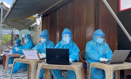 Các cô giáo tuổi đôi mươi xung phong giúp địa phương chống dịch