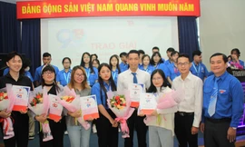 Trao giải cuộc thi sáng tác logo kỷ niệm 90 ngày thành lập Đoàn TNCS Hồ Chí Minh